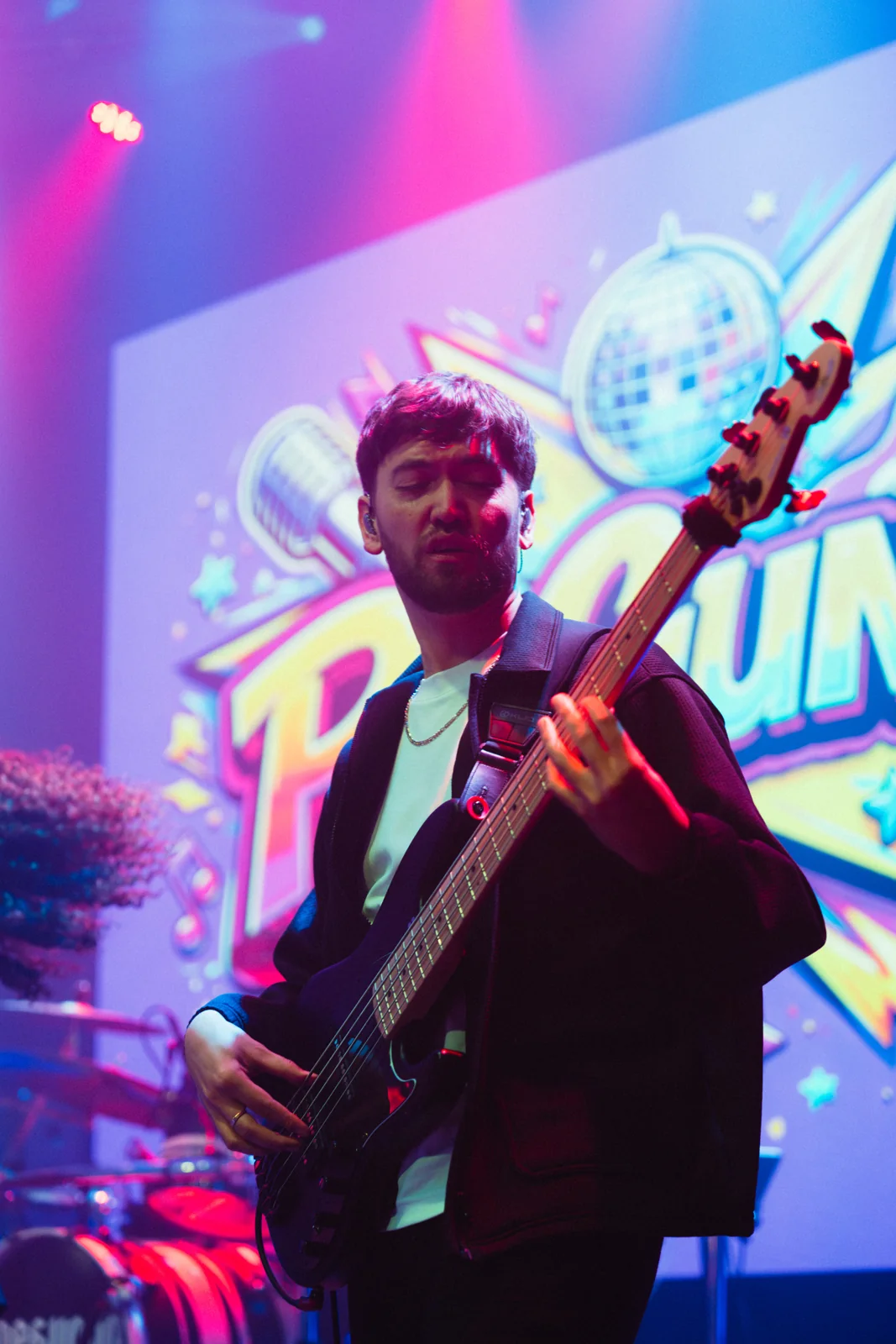 Bassist tijdens een POPGUNNN-show in De Vorstin